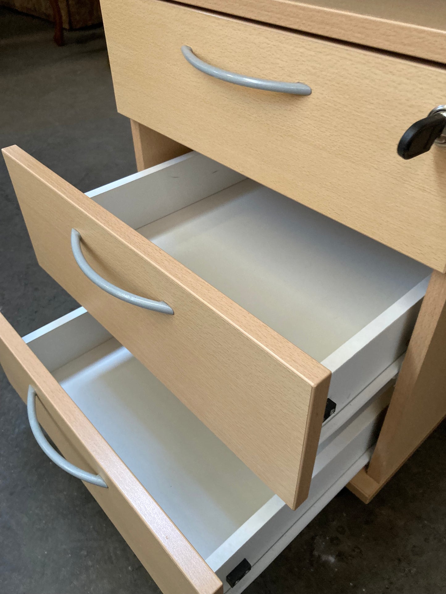 Large office desk and 2 matching office drawers with keys