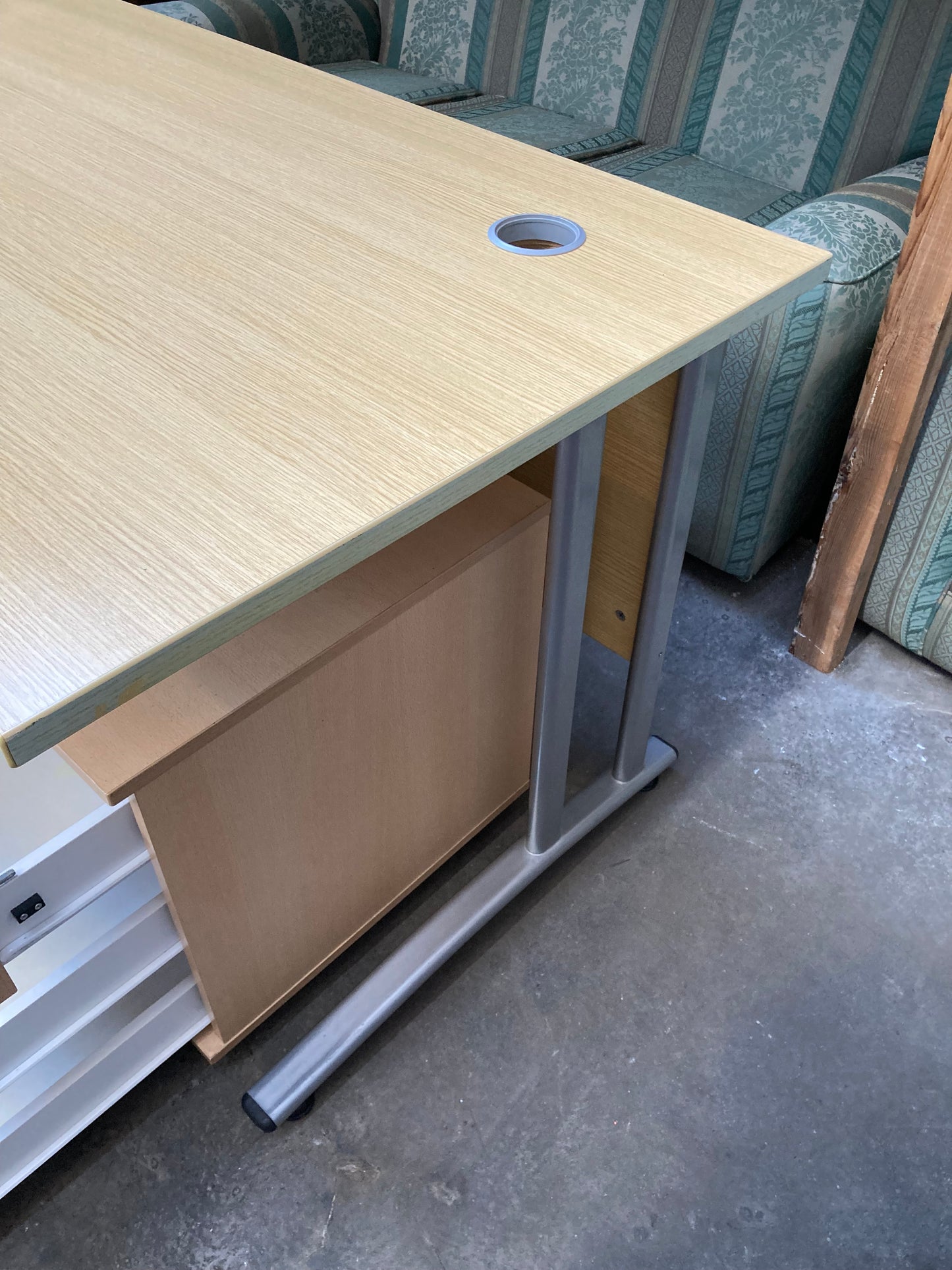 Large office desk and 2 matching office drawers with keys