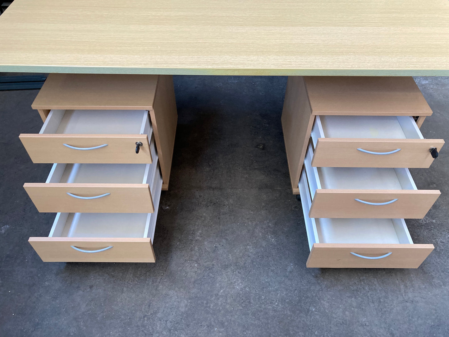 Large office desk and 2 matching office drawers with keys