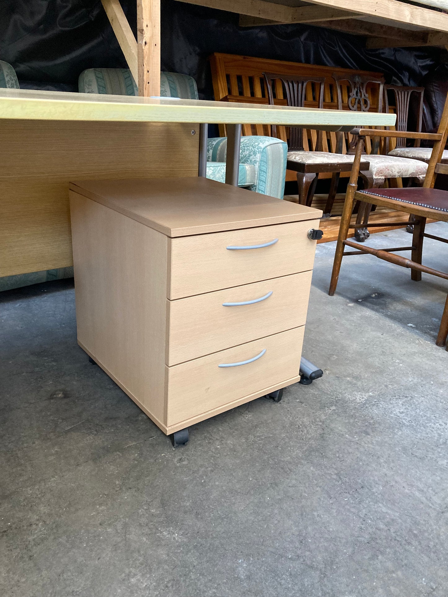 Large office desk and 2 matching office drawers with keys