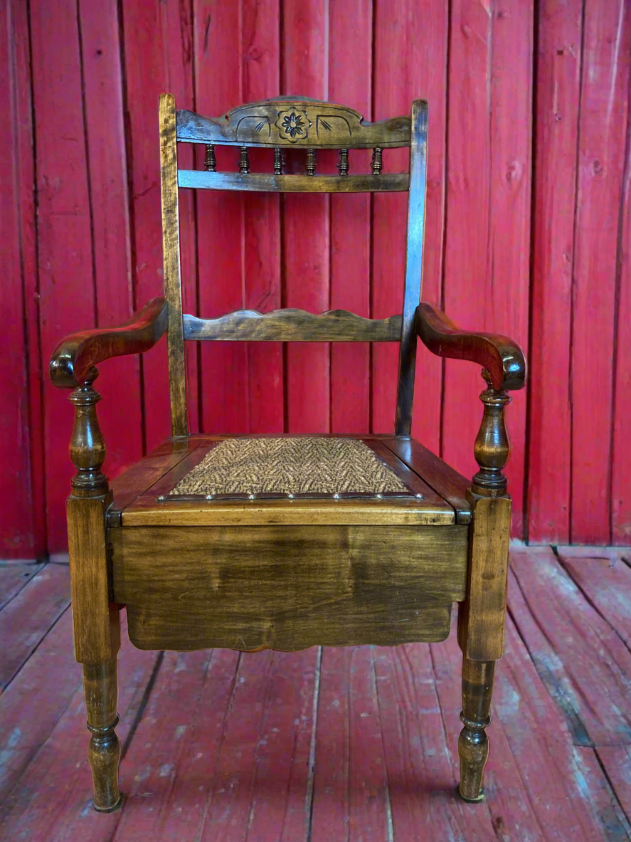 Stunning Victorian commode with pot.