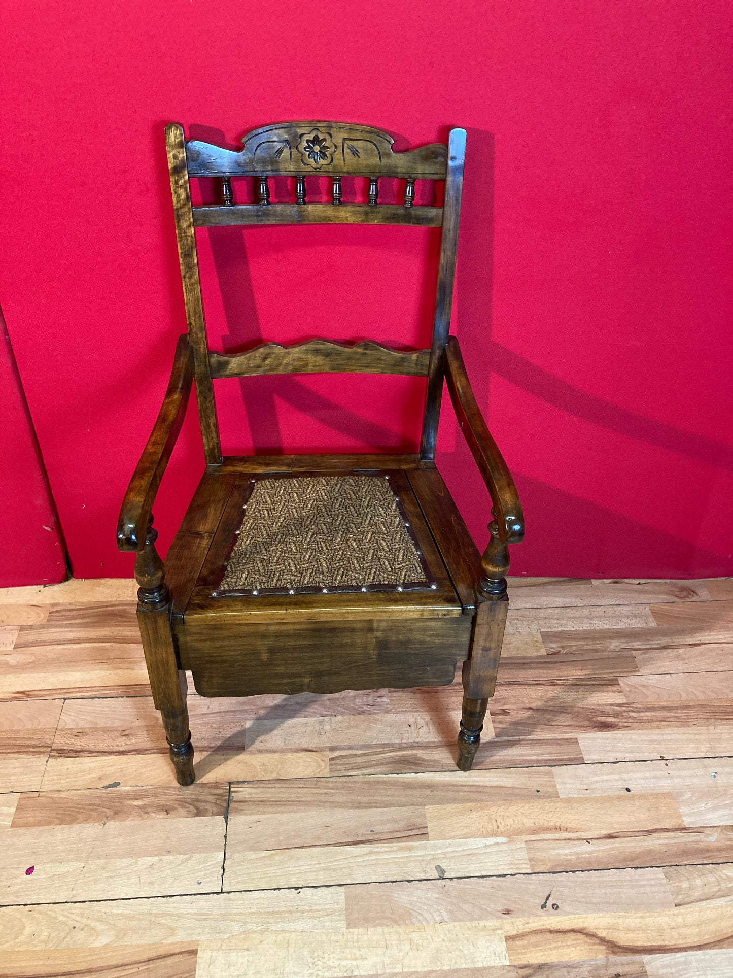 Stunning Victorian commode with pot.