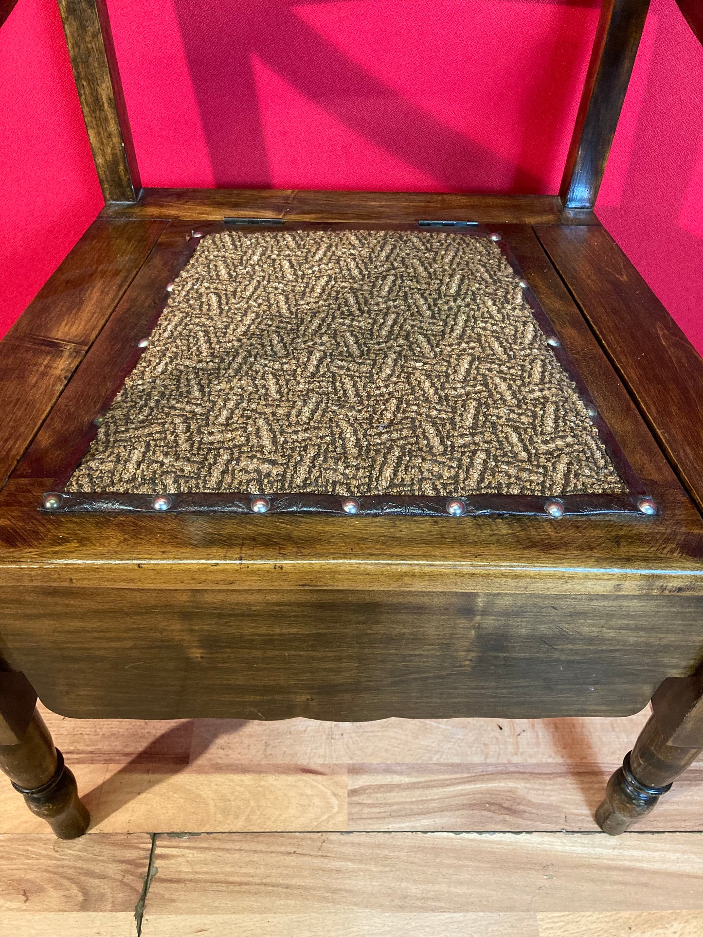 Stunning Victorian commode with pot.