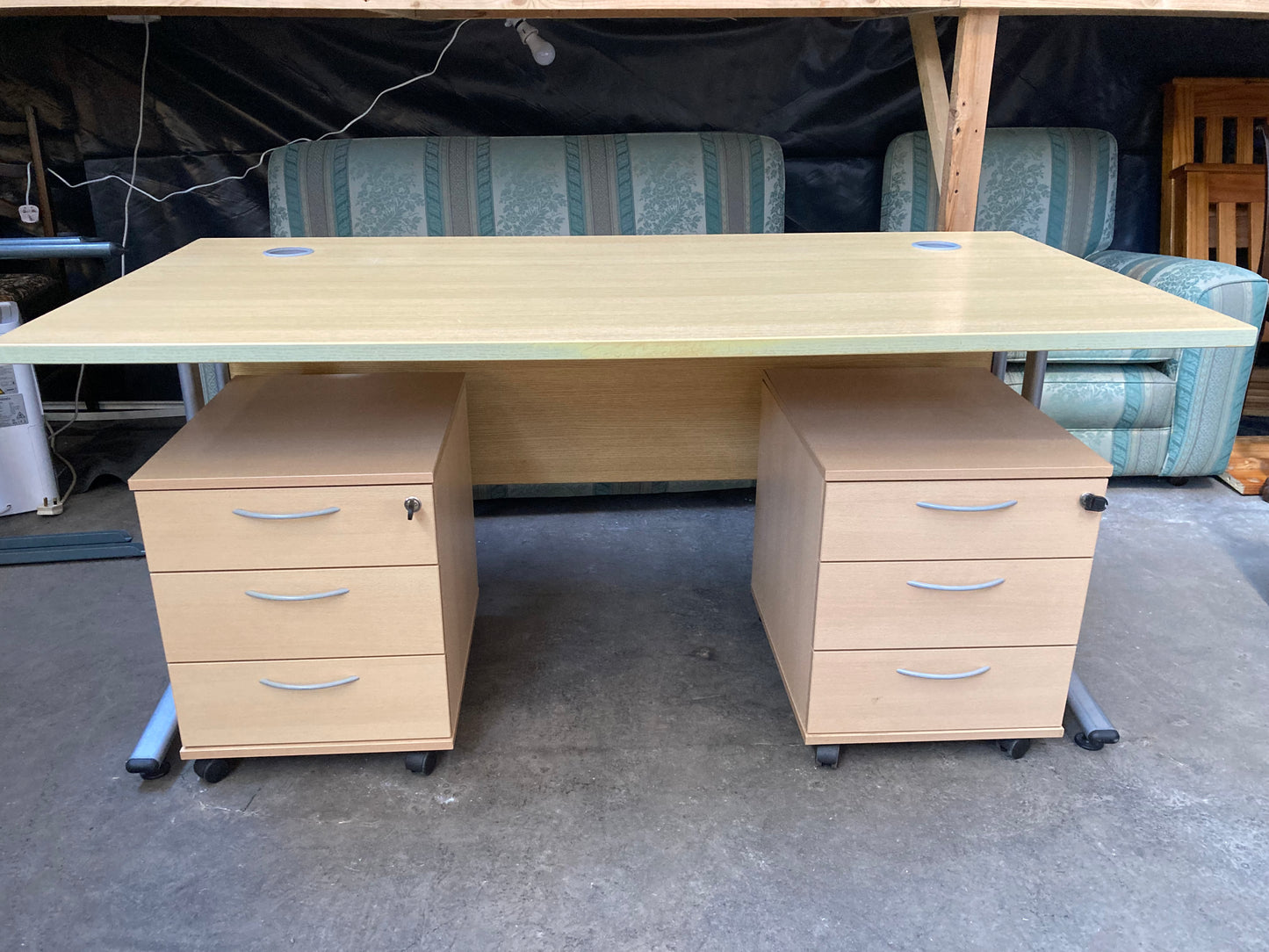 Large office desk and 2 matching office drawers with keys