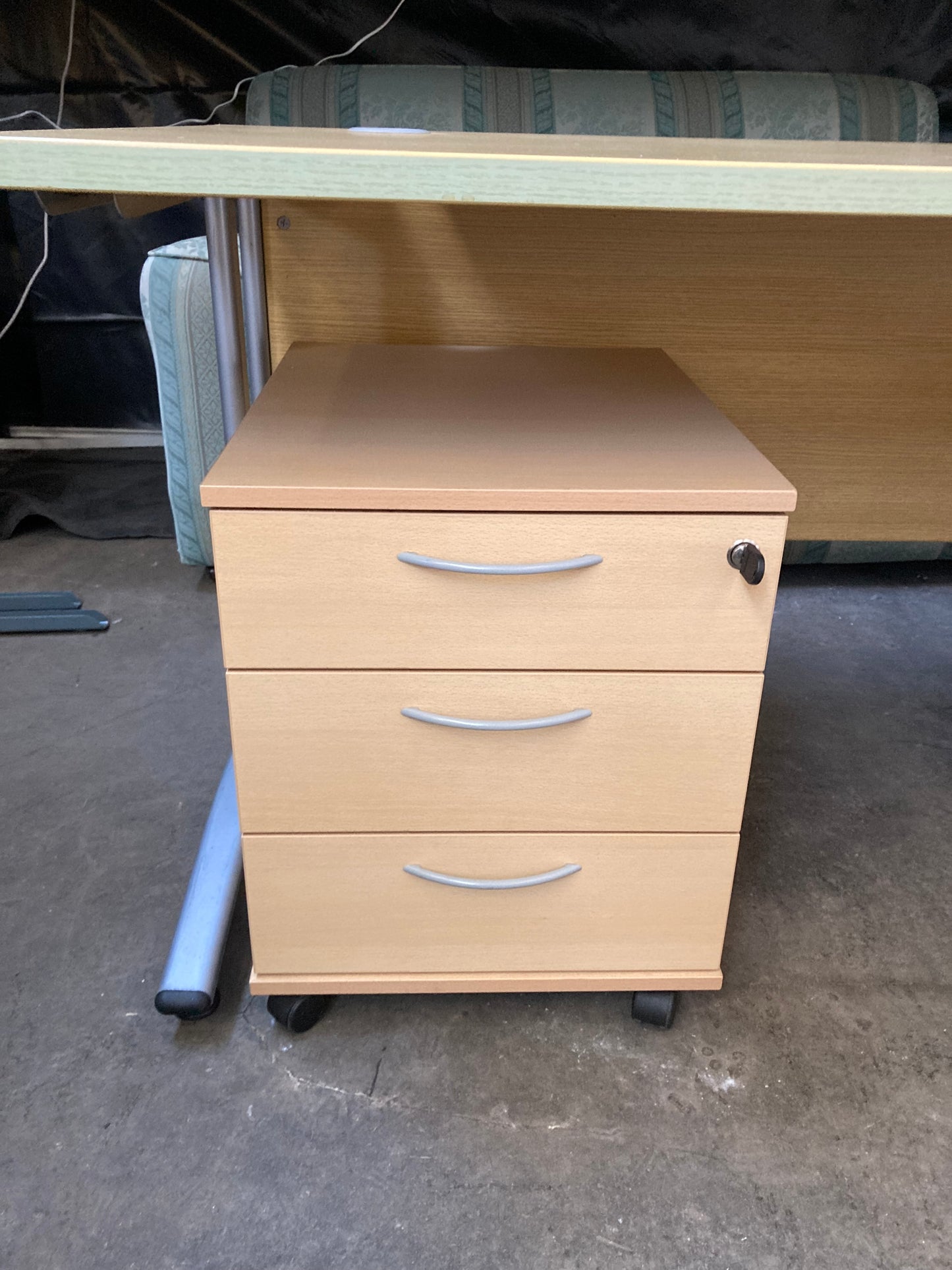 Large office desk and 2 matching office drawers with keys