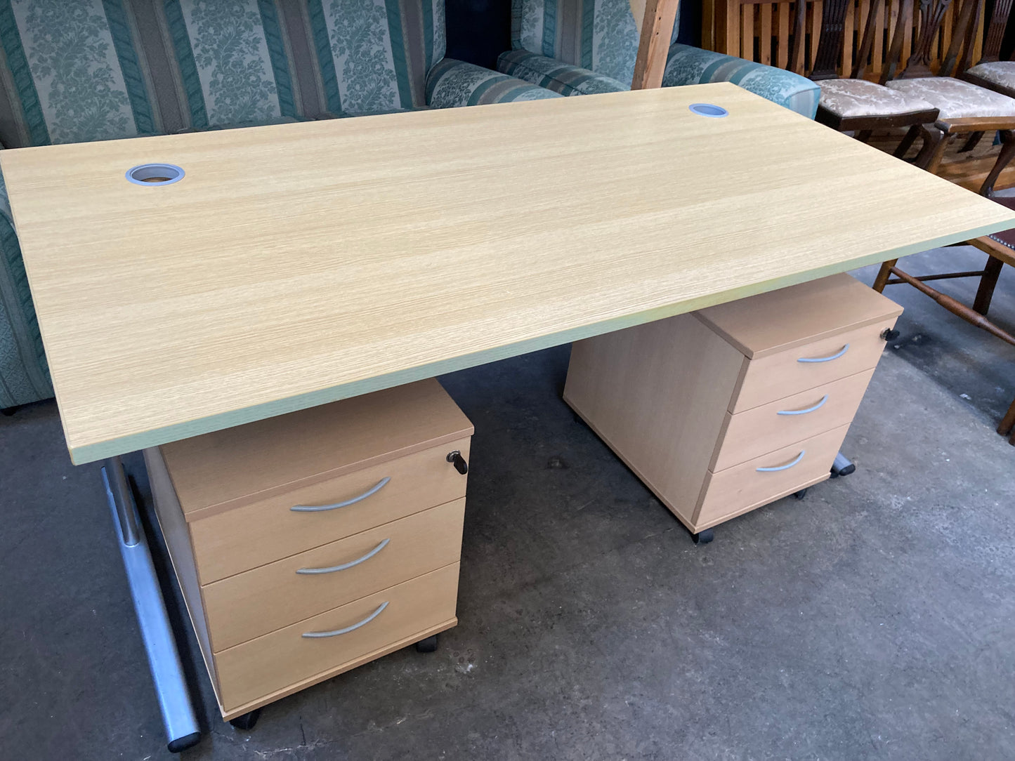Large office desk and 2 matching office drawers with keys