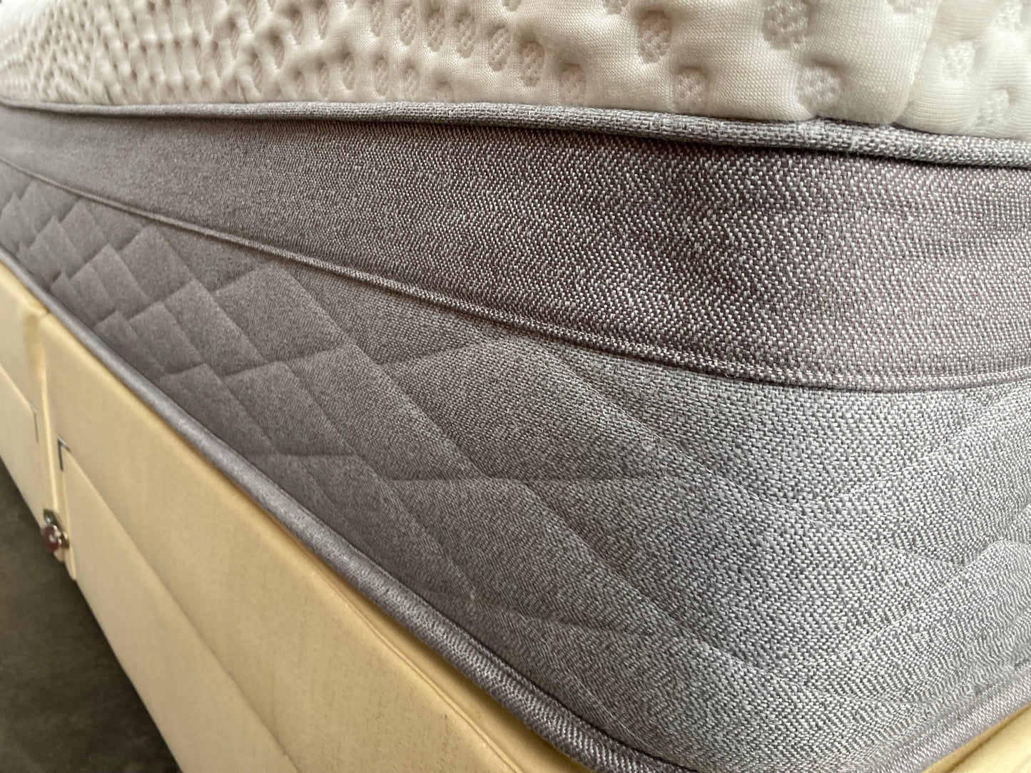 Sealy Posturepedic Hybrid double mattress (used but outstanding clean condition) MATTRESS ONLY
