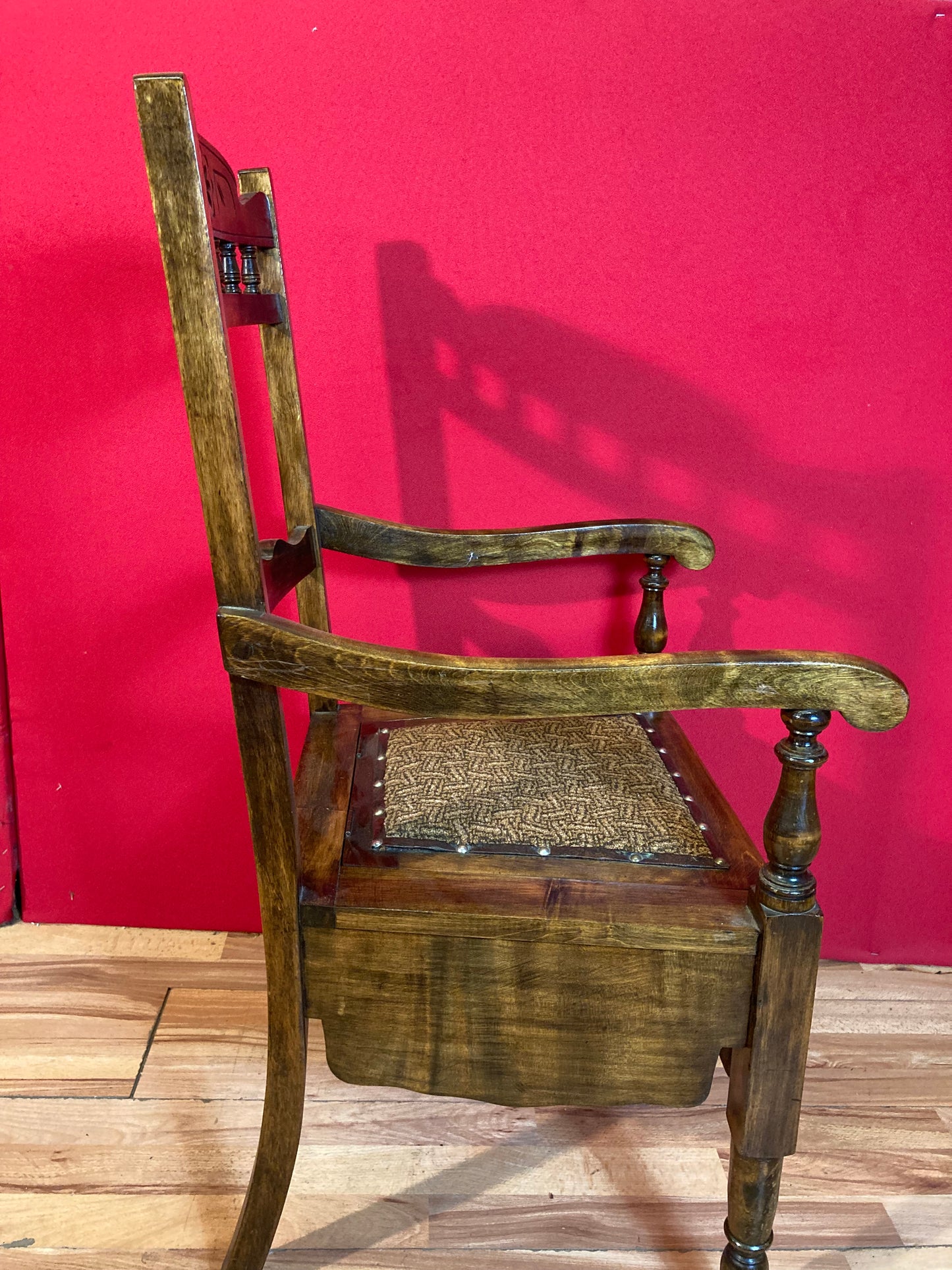 Stunning Victorian commode with pot.