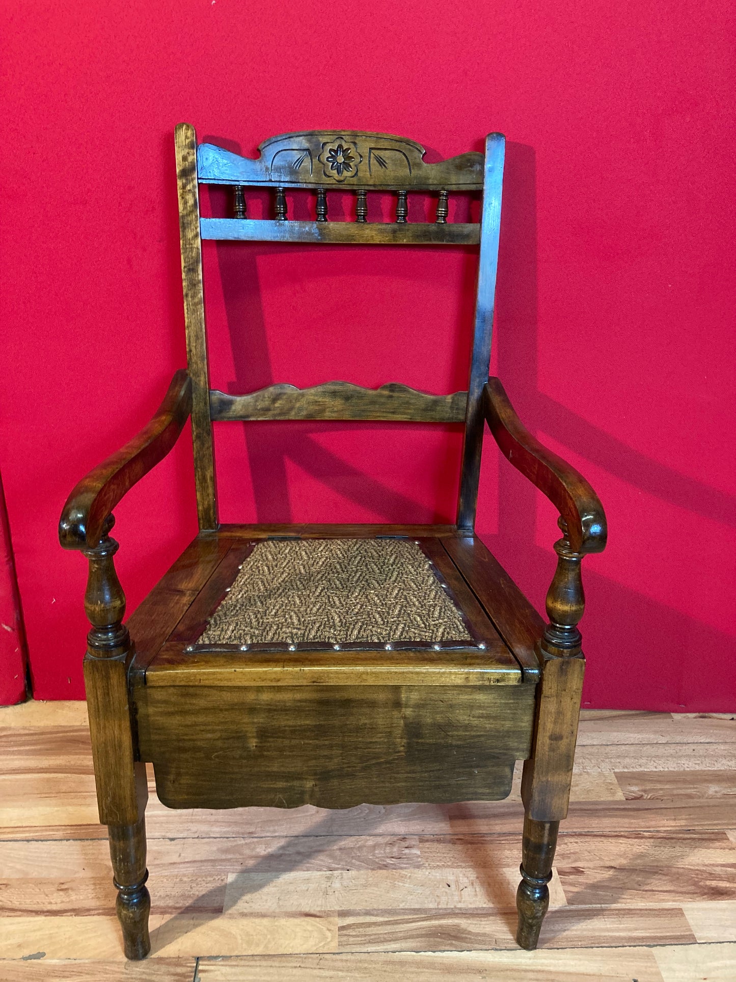 Stunning Victorian commode with pot.