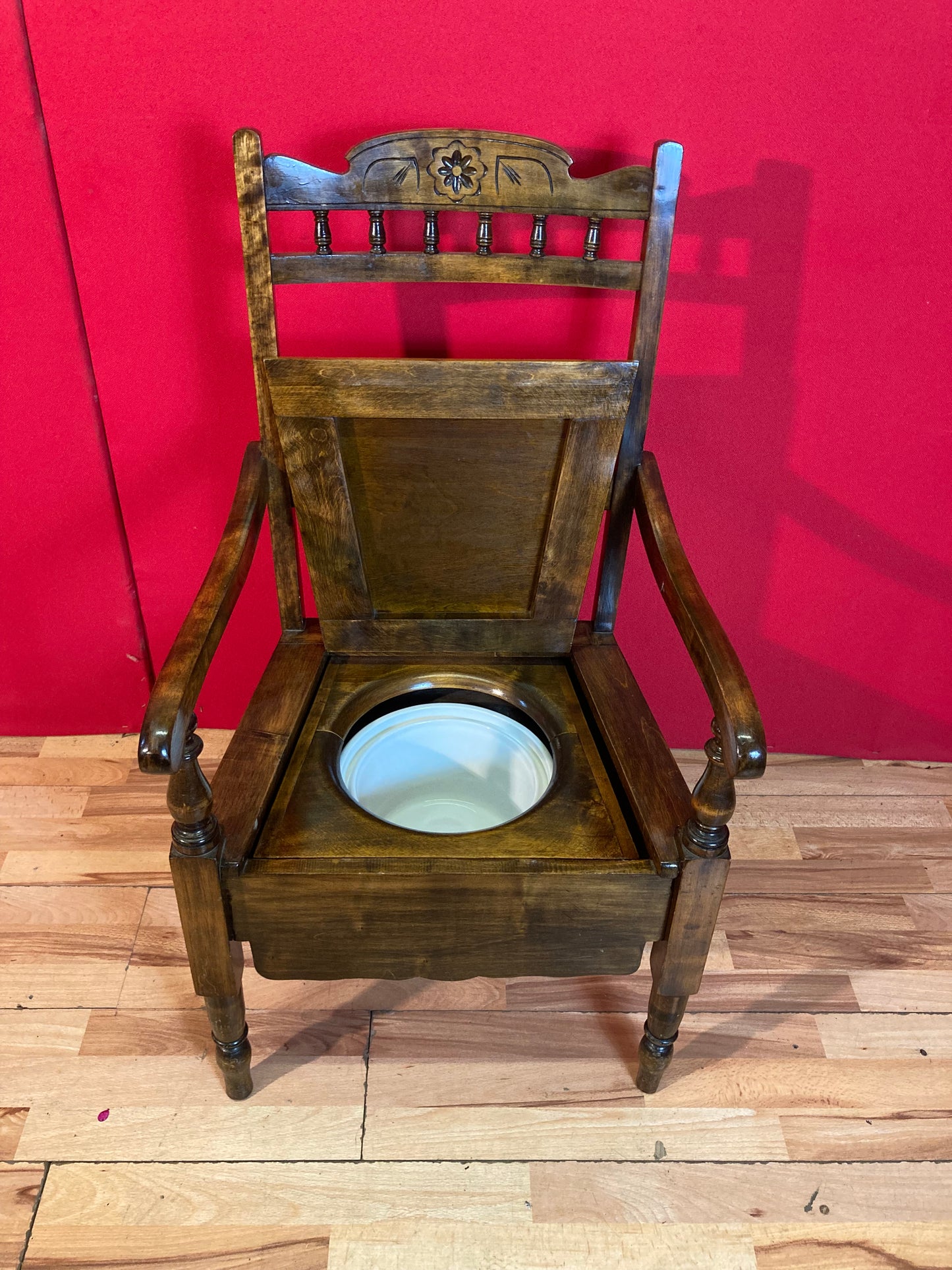 Stunning Victorian commode with pot.