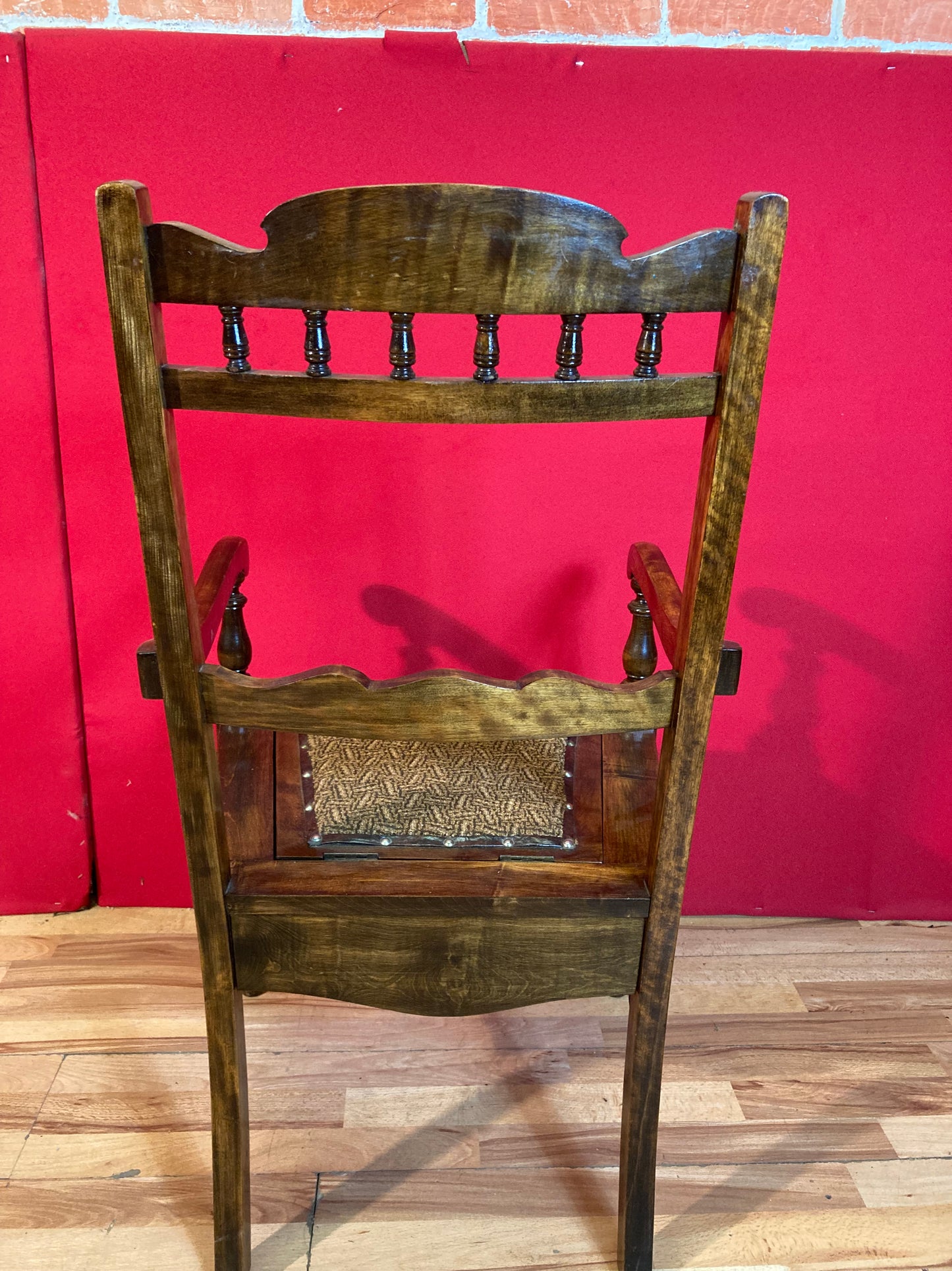 Stunning Victorian commode with pot.