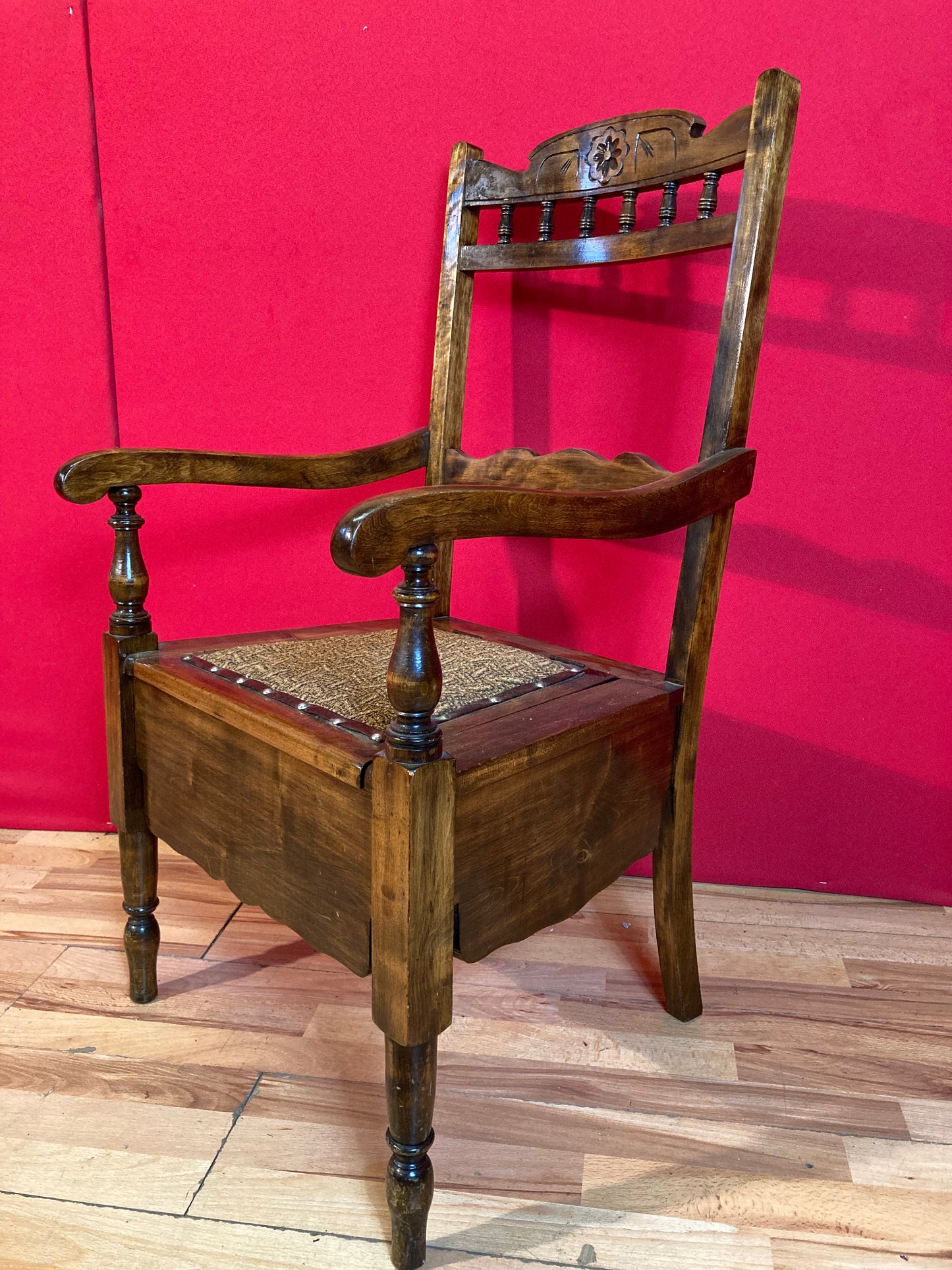 Stunning Victorian commode with pot.